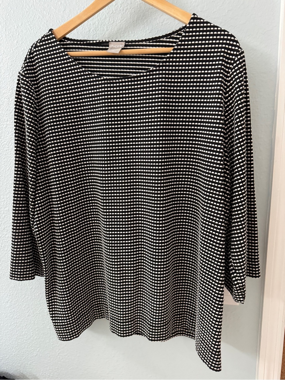Chico's Black & White Dot-Pattern Long Sleeve Top